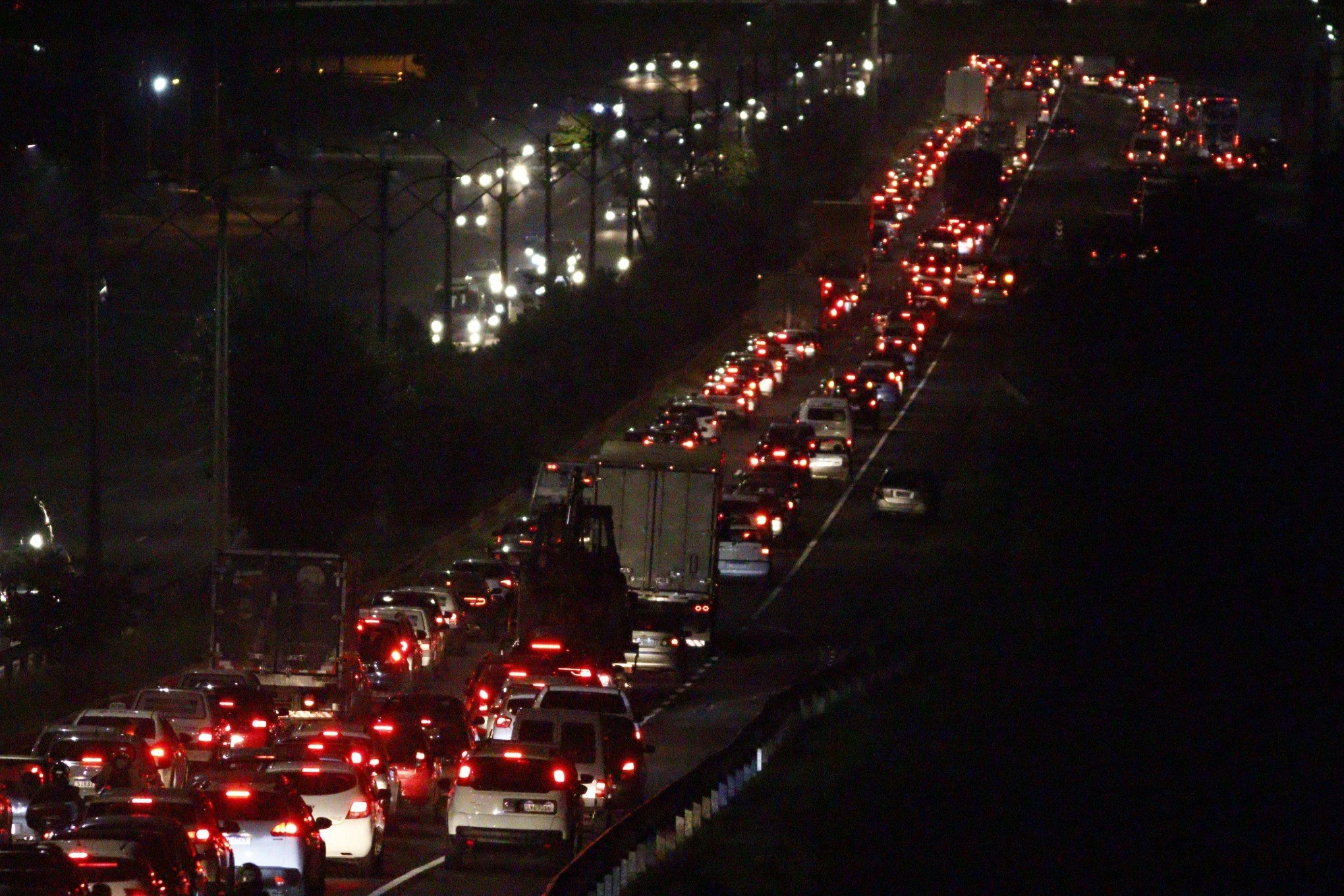 BR-116: Em tarde de caos, rodovia tem lentidão desde o Viaduto Ayrton Senna, em Novo Hamburgo