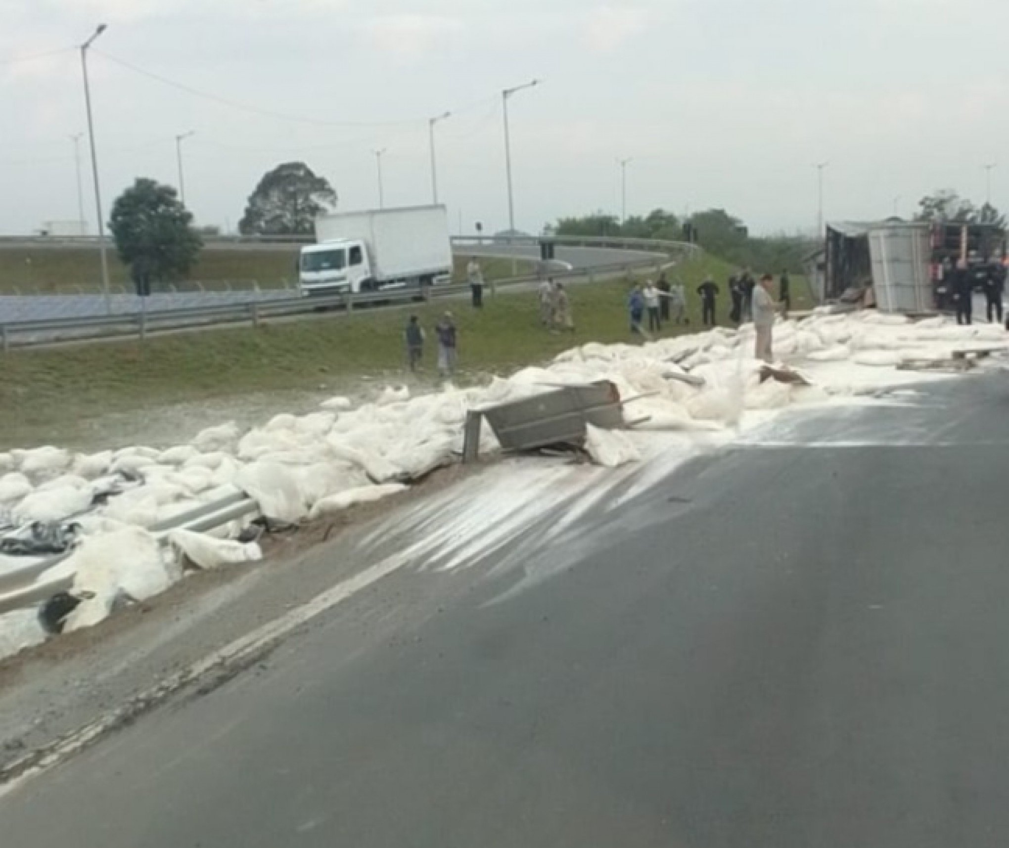 Após tombamento na alça de acesso da BR-448, carga da carreta ficou espalhada pelo canteiro da rodovia | Jornal NH