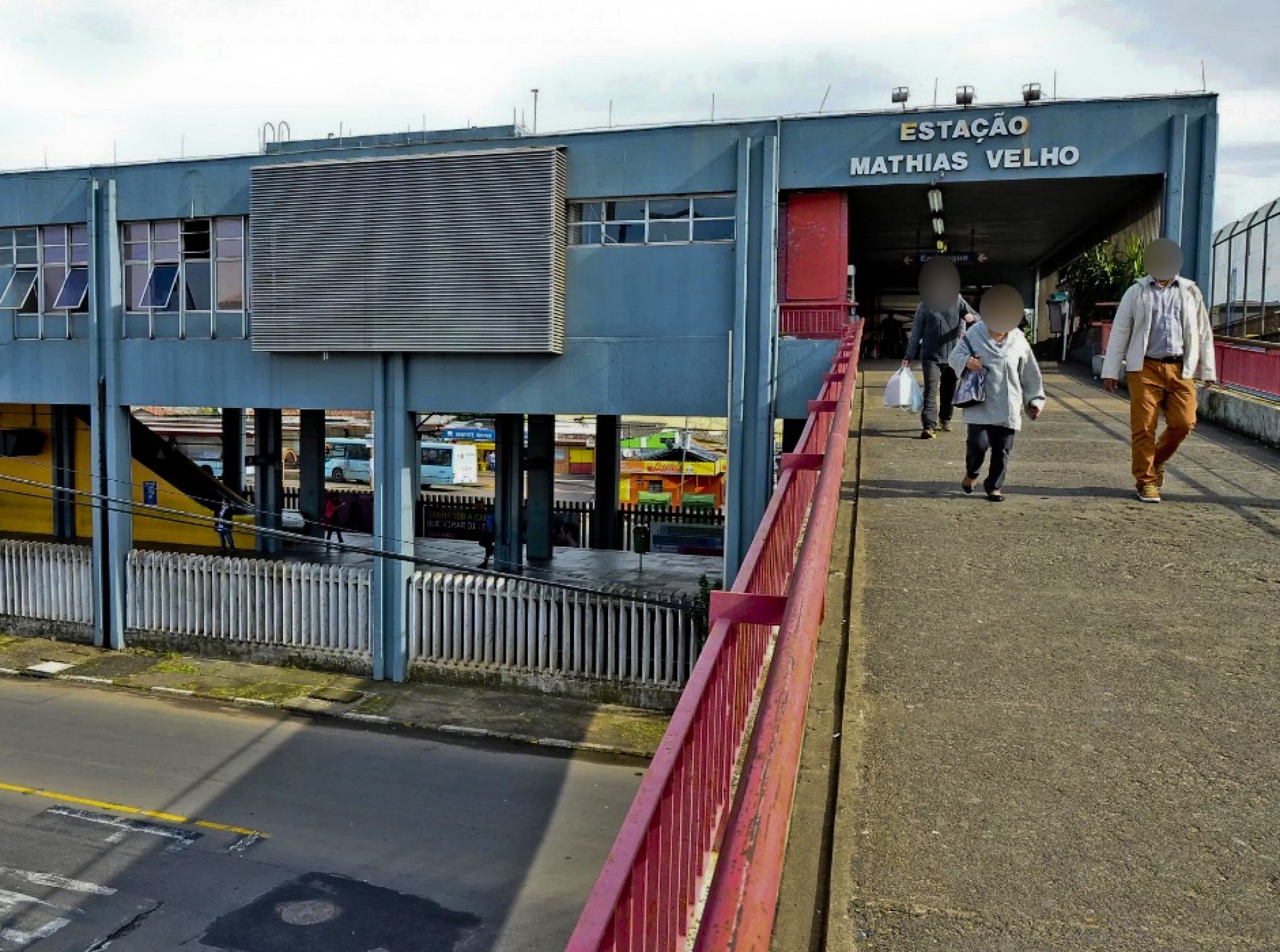 Mulher cai no vão entre a plataforma e o trem na Estação Mathias Velho