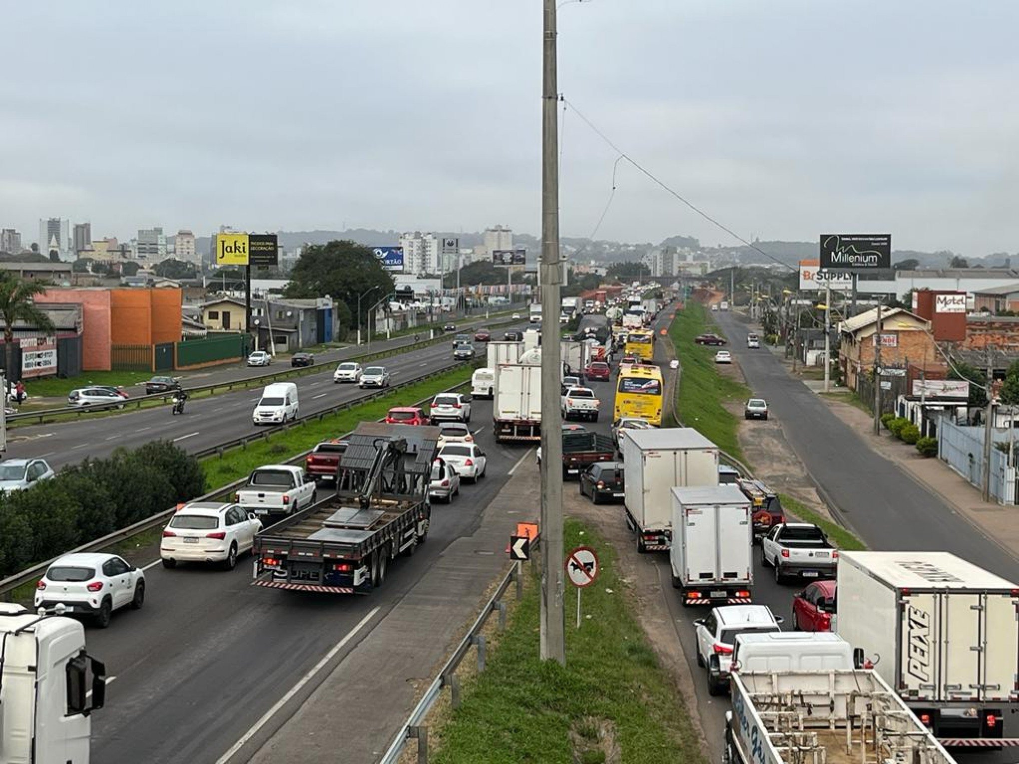 Obra sobre a ponte do Sinos causa congestionamento na BR-116 e em acessos de São Leopoldo