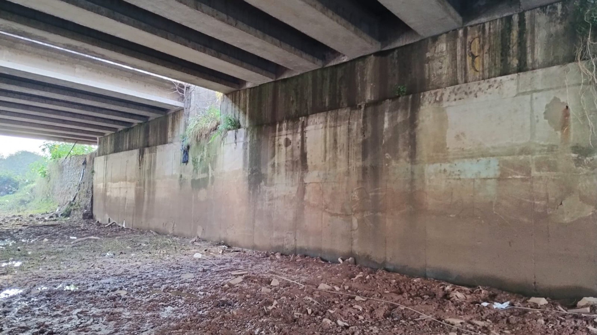 Muro de contenção da cabeceira norte da ponte sobre a várzea do Rio dos Sinos (o muro que desabou do lado sul era semelhante a este)