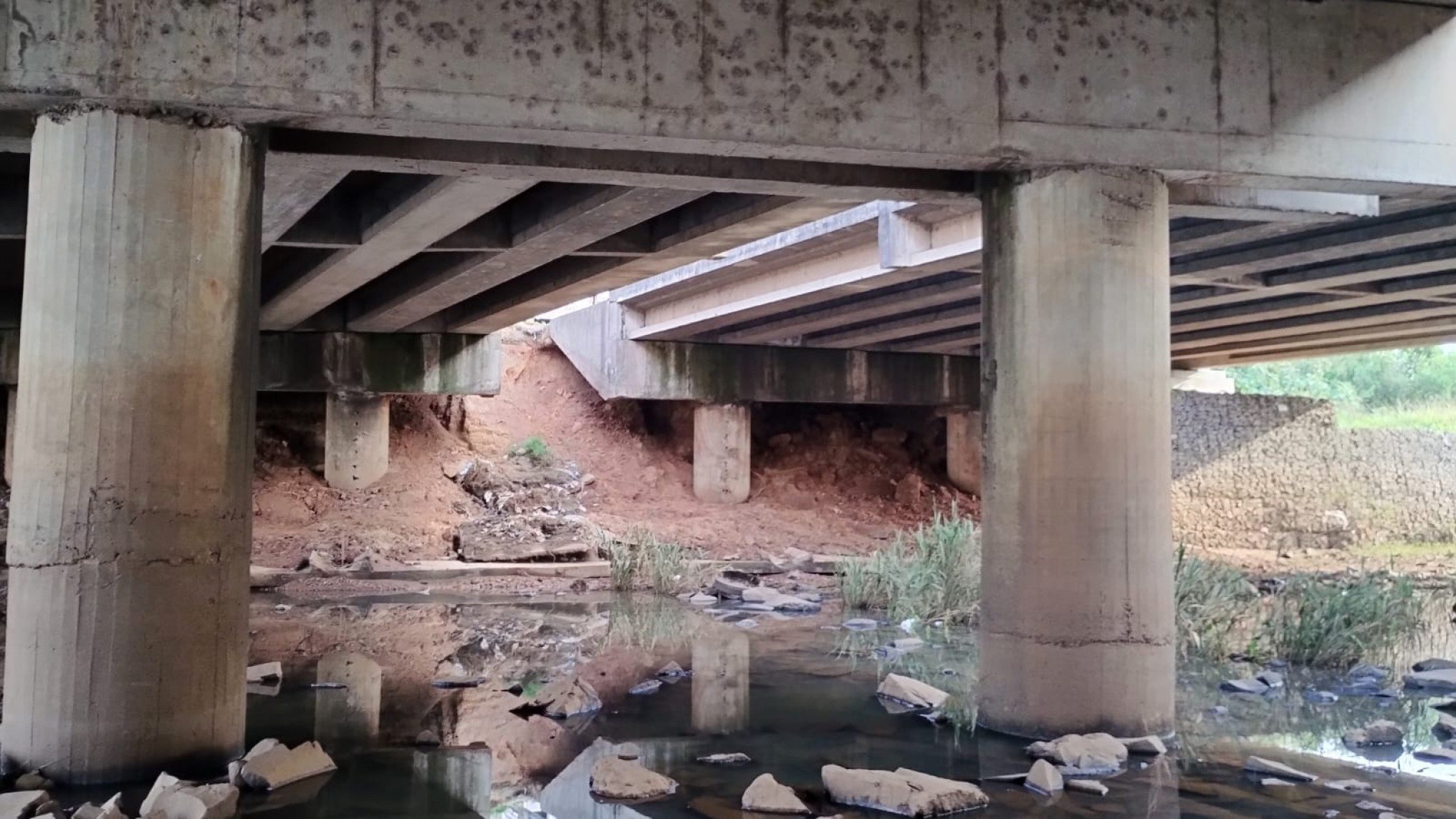 Muro de contenÃ§Ã£o da cabeceira sul da ponte sobre a vÃ¡rzea do Rio dos Sinos desabou