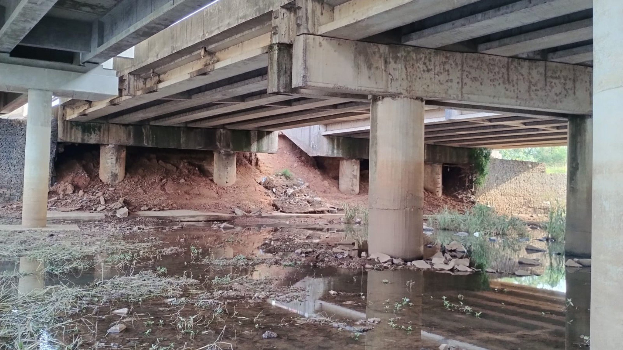 Muro de contenÃ§Ã£o da cabeceira sul da ponte sobre a vÃ¡rzea do Rio dos Sinos desabou