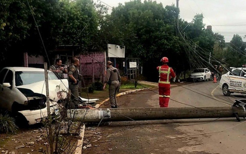 Motorista fura barreira policial, derruba poste e fica preso Ã s ferragens