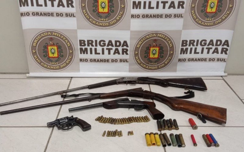 Quatro armas de fogo e 51 munições foram apreendidas com homem preso em Canela