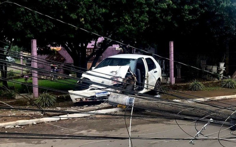 Motorista fura barreira policial, derruba poste e fica preso Ã s ferragens