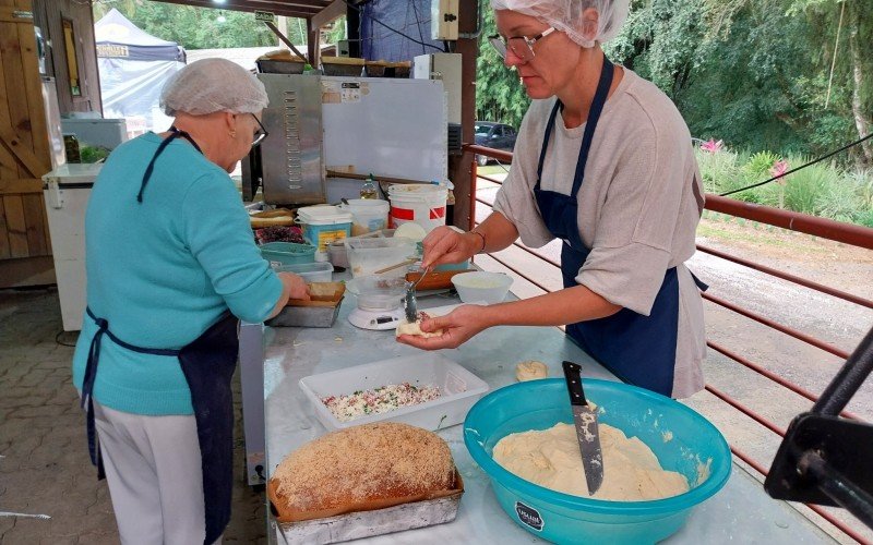 Na 14ª Festa do Café, Cuca e Linguiça: A técnica social da Emater de Picada Café, Elisete Beatriz Benke`(á direita) , lembra que serão realizadas oficinas culinárias. | Jornal NH