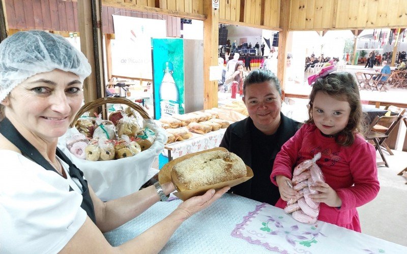 Na 14ª Festa do Café, Cuca e Linguiça, Loreci Beulke vende cuca para professora Patrícia Wobeto, com a filha Helena | Jornal NH