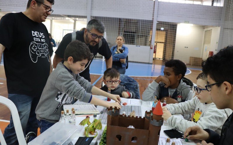 Pais passam paixÃ£o por RPG para os filhos