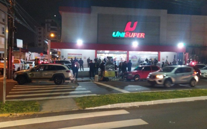 VÍDEO: Duas pessoas ficam feridas em ataque a tiros em frente a supermercado de Canoas