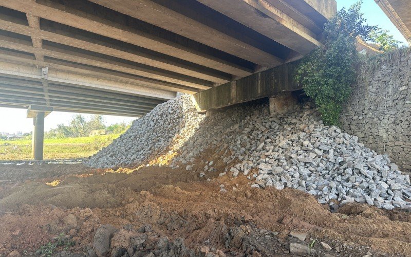 Muro havia desmoronado e foi reformado com a colocação de pedras para contenção  | Jornal NH