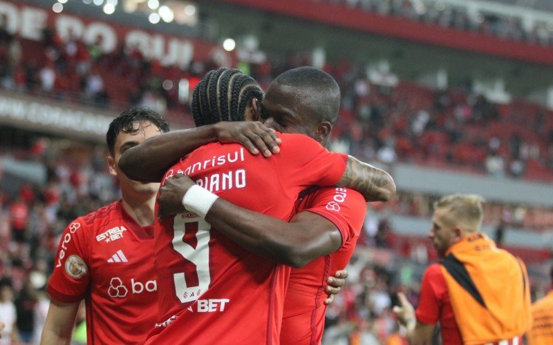 Luiz Adriano e Valencia se abraçaram para comemorar o gol do empate contra Timão e discutiram após o apito final  | Jornal NH
