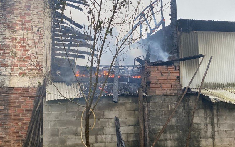 Bombeiros combatem incÃªndio em empresa de motorhomes em PortÃ£o