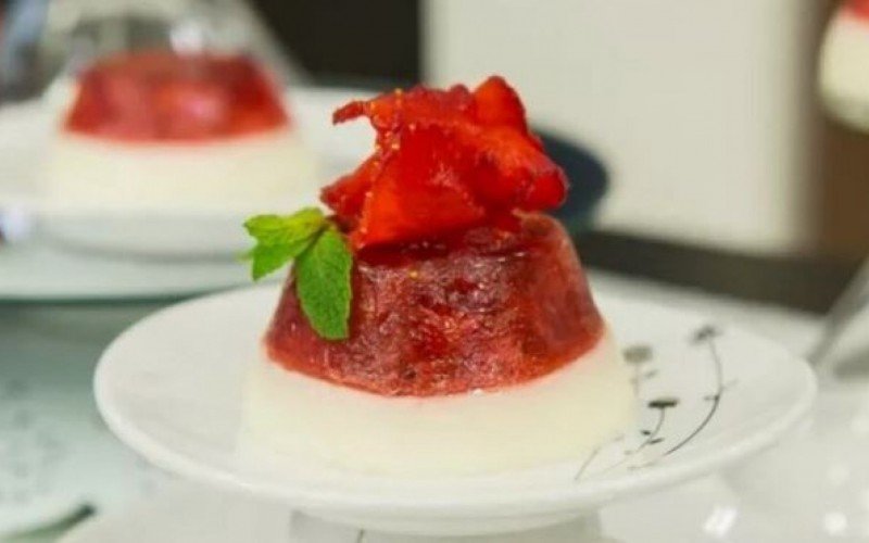 Aprenda a fazer a gelatina vermelha com mousse de iogurte preparada nessa segunda-feira | Jornal NH