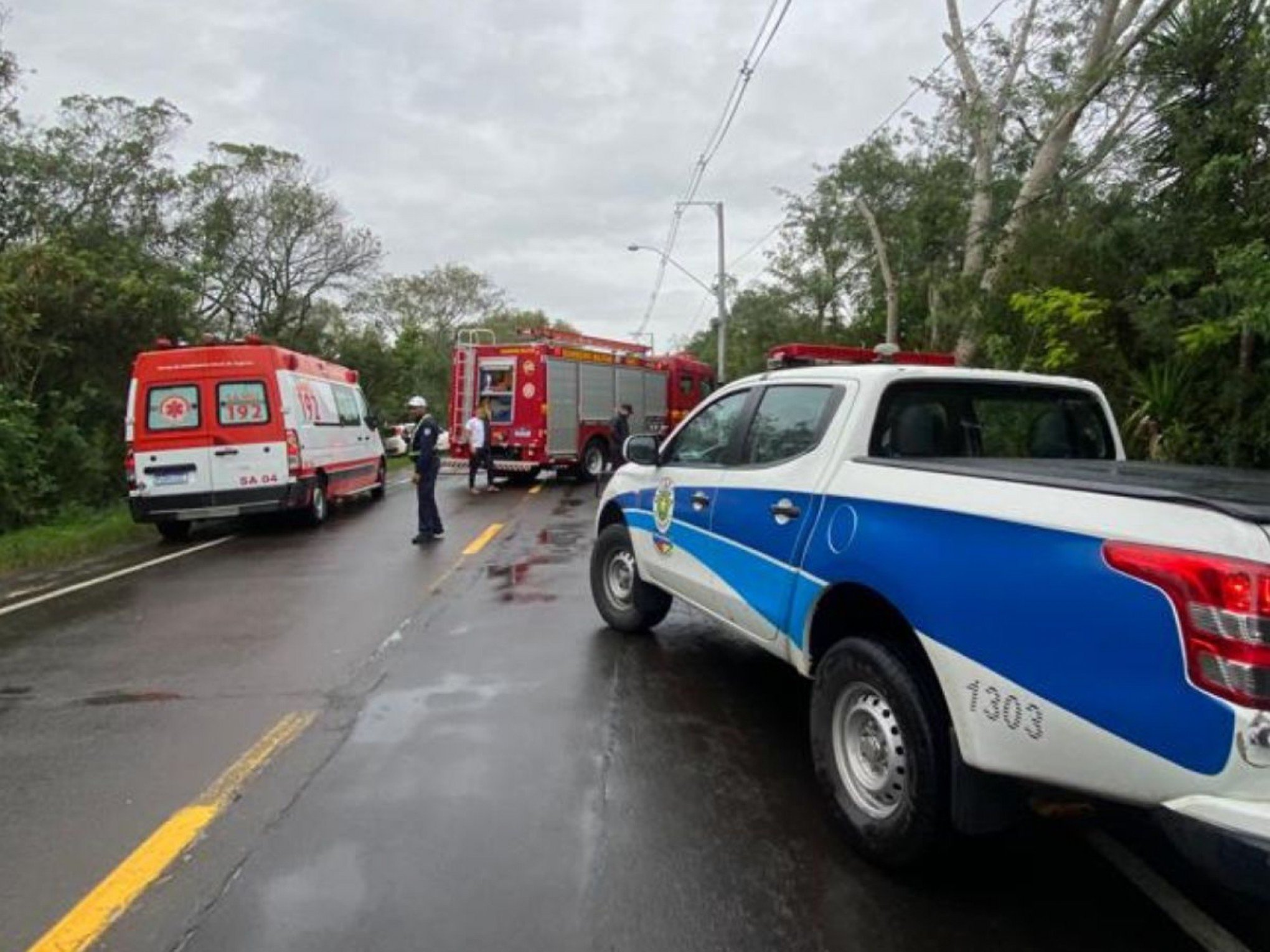 ACIDENTE DE TRÂNSITO: Feridos em batida entre carros são levados a hospital