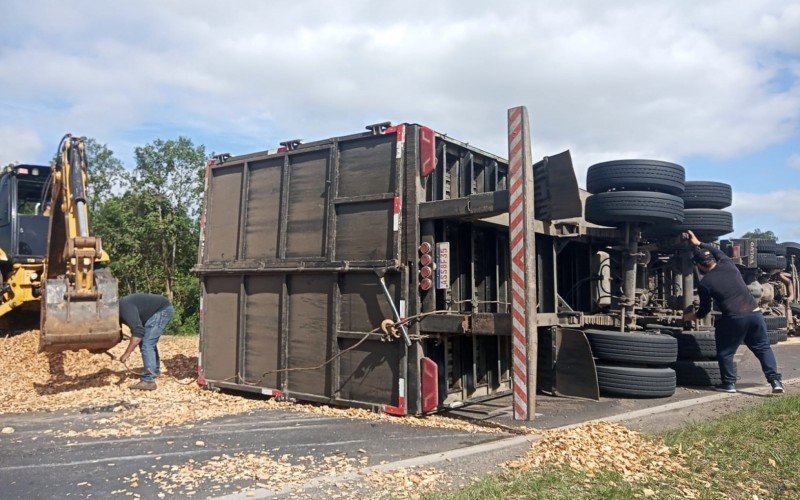 CaminhÃ£o tombado na RS-239 era removido por volta das 11h30