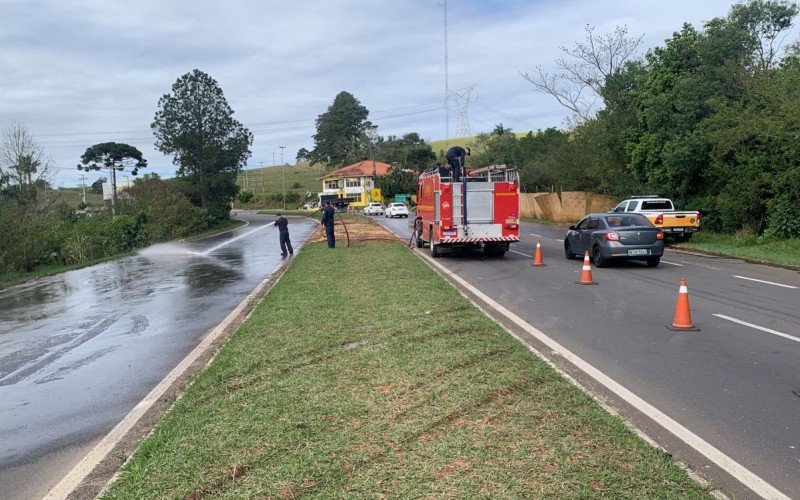 Trecho onde caminhÃ£o tombou na RS-239 foi liberado por volta das 13h50