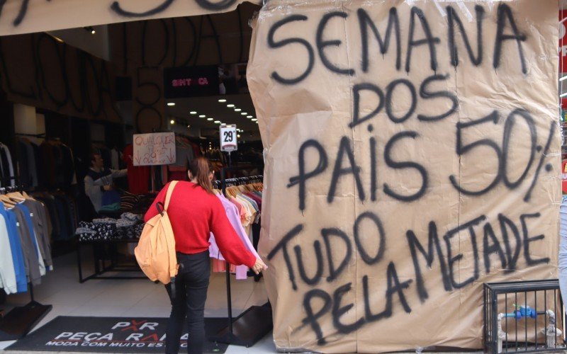Loja aposta nas liquidações e no comércio para o Dia dos Pais, anunciando promoções já na fachada