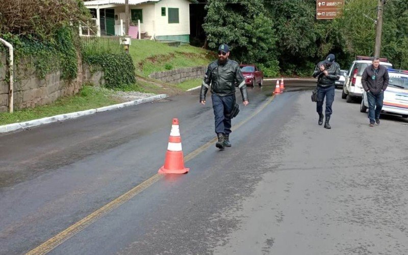 Alerta de óleo na pista da Rua Nelson Dinnebier, no Piratini, em Gramado