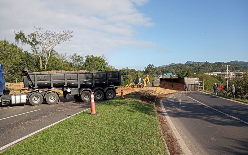 ACIDENTE DE TRÂNSITO: RS-239 segue bloqueada para limpeza de trecho onde caminhão tombou