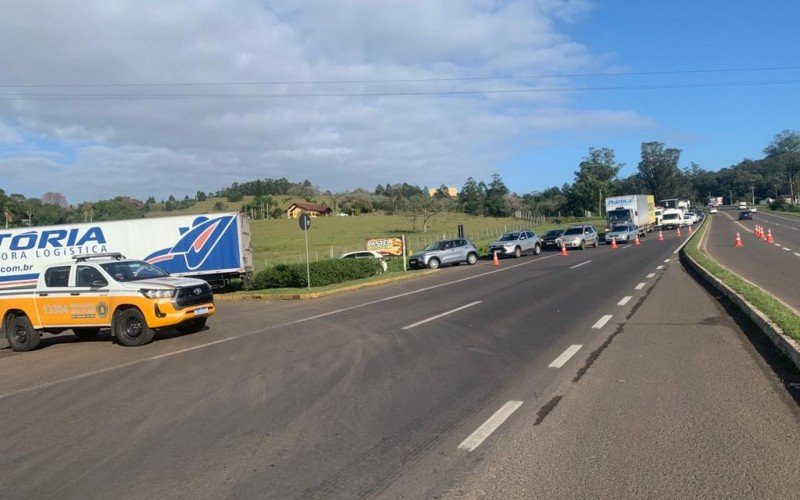 ACIDENTE DE TRÃ‚NSITO: RS-239 segue bloqueada para limpeza de trecho onde caminhÃ£o tombou