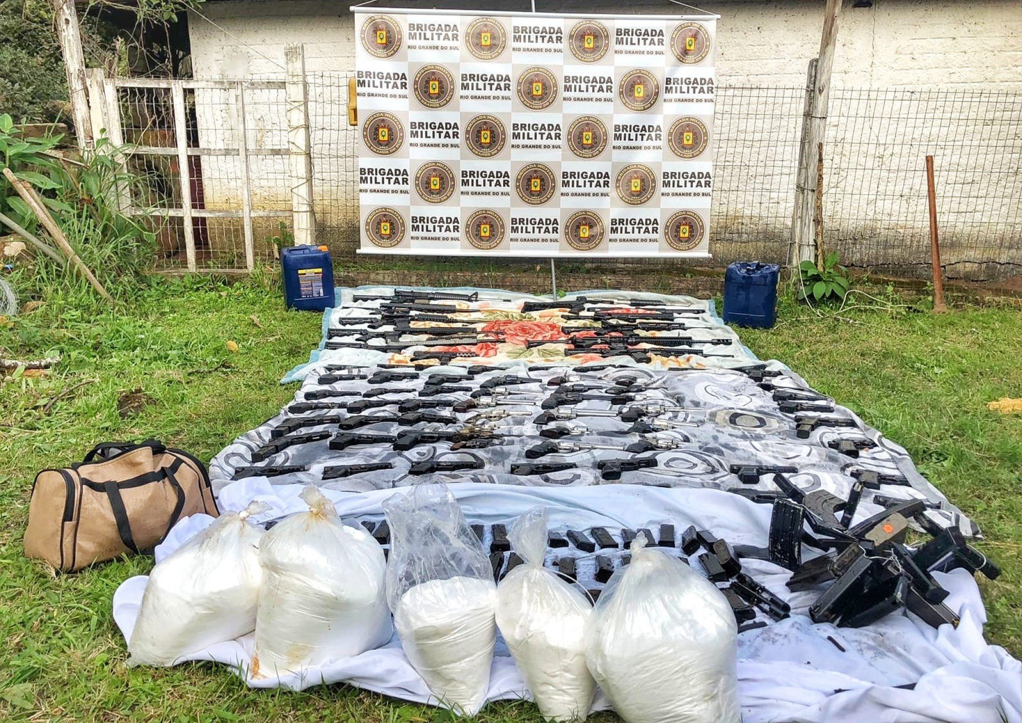 Mais de 70 armas são encontradas enterradas em propriedade rural de Santo Antônio da Patrulha
