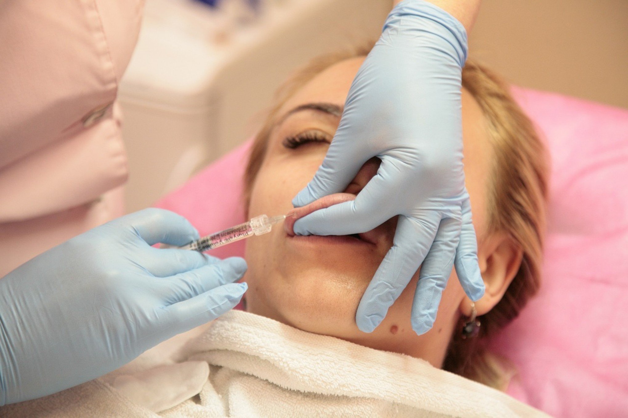 Cosméticos usados irregularmente como injetáveis são interditados pela Anvisa; saiba quais são os produtos