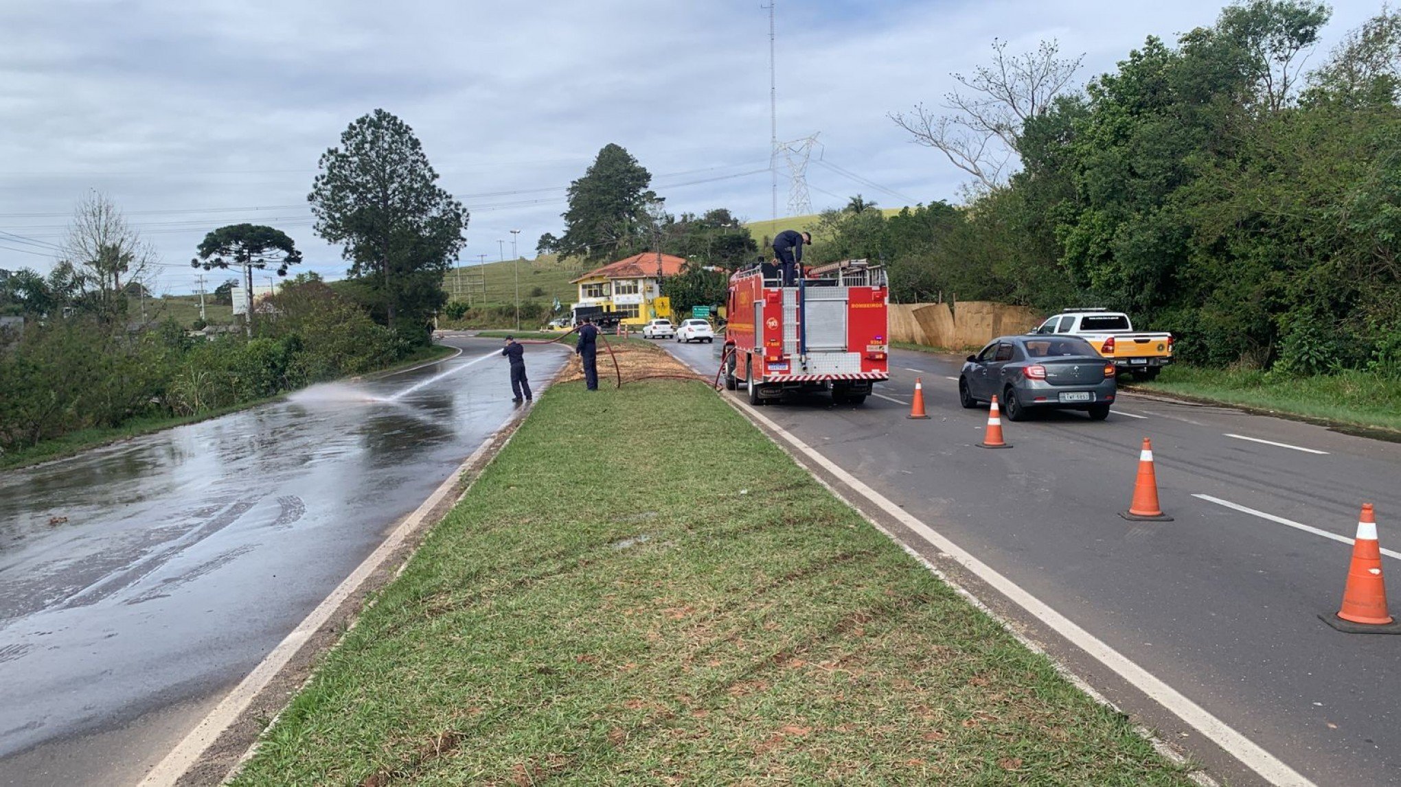 ACIDENTE DE TRÂNSITO: Pista é liberada na RS-239 após 12 horas do tombamento de caminhão