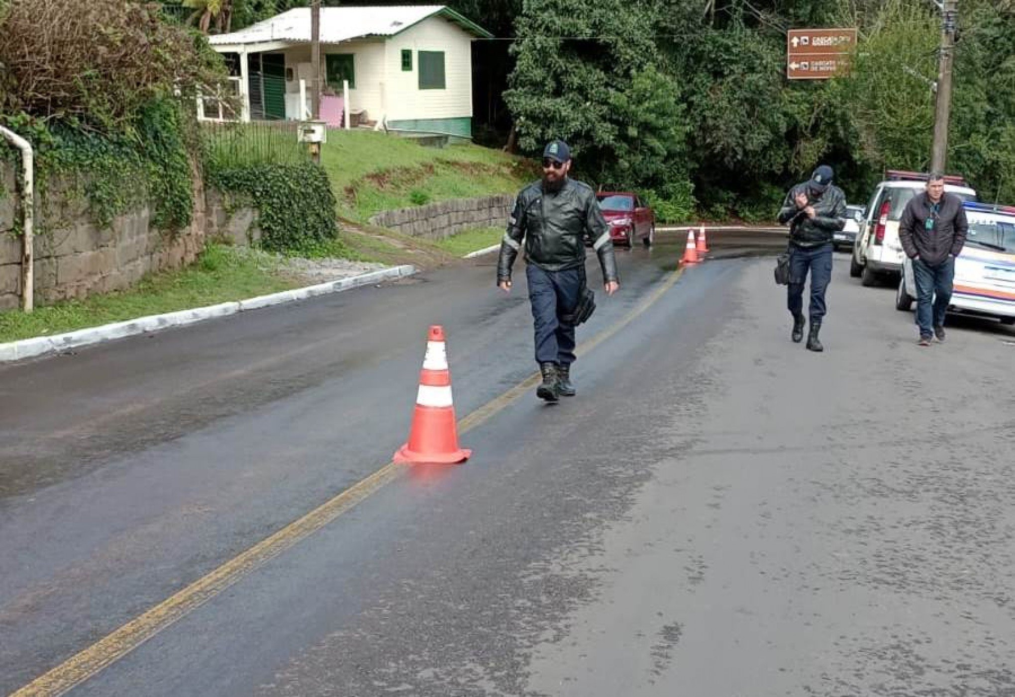 Defesa Civil de Gramado desvia trânsito em rua do bairro Piratini por óleo na pista