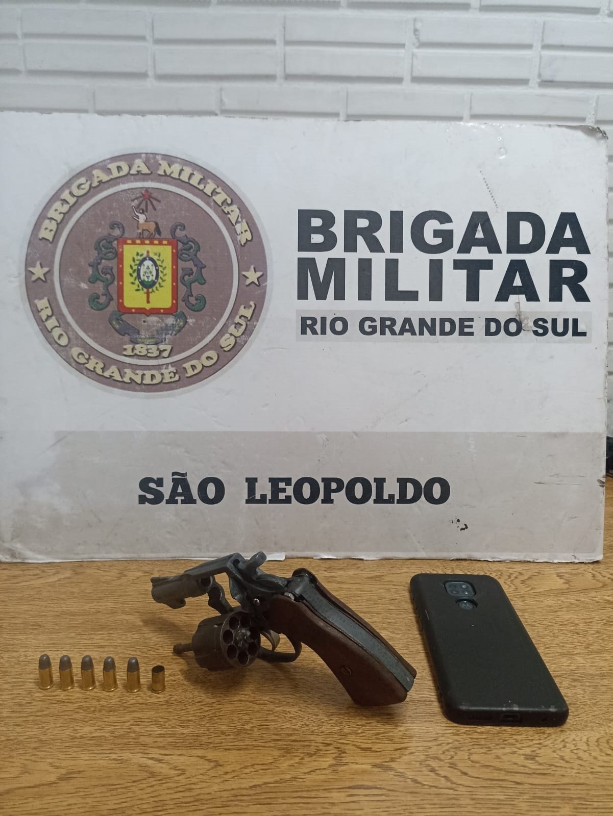  Com eles foi encontrado ainda um revólver, calibre 32 com seis munições