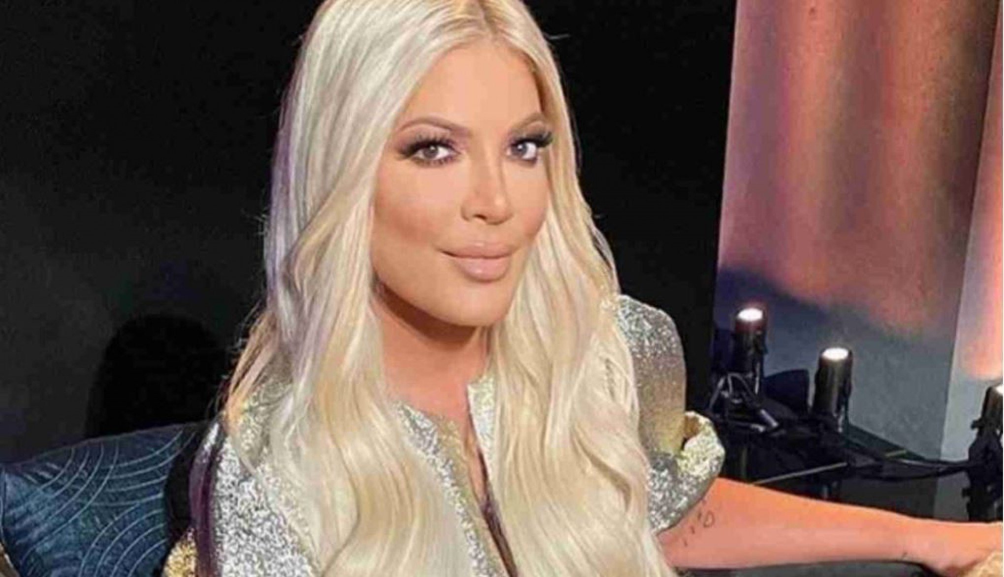 De mansão a trailer: Entenda como a vida de Tori Spelling virou de ponta cabeça