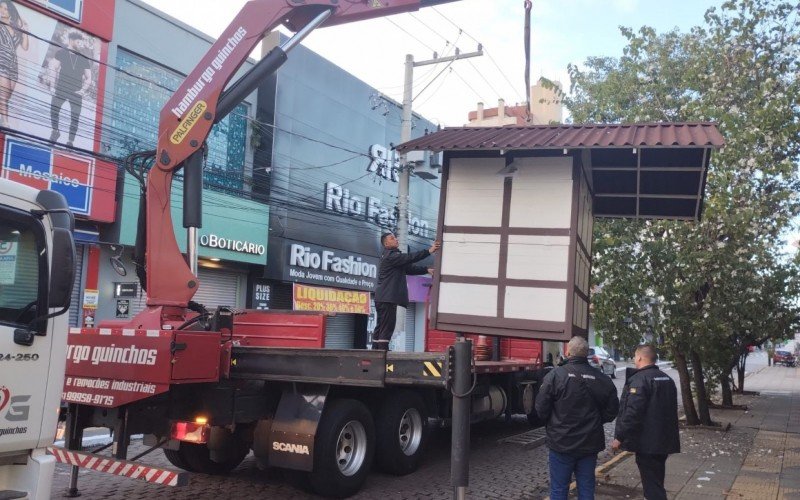 Casinhas foram retiradas da Rua Independência nesta terça-feira (8)