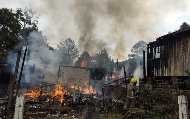 Uma casa ficou totalmente destruída pelas chamas na manhã desta quarta. A outra, ficou parcialmente consumida pelo fogo | Jornal NH