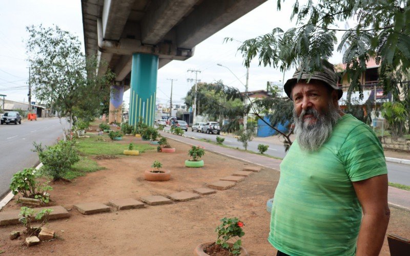 Homem em situação de rua adota praça como lar e cuida de espaço como se fosse sua casa; veja fotos
