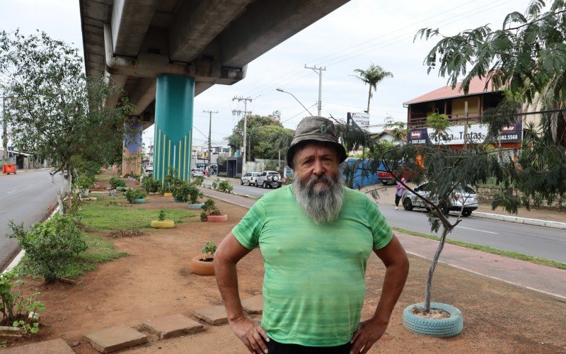 Luiz Carlos da Silva Goulart, 63 anos, Ã© o jardineiro deste trecho da Avenida 1.Âº de MarÃ§o