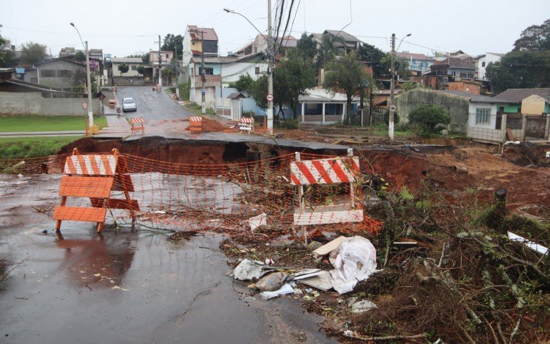 Ponte do Arroio Kruze que caiu durante o ciclone de 15 e 16 de junho (foto abaixo) segue obstruída (foto acima)