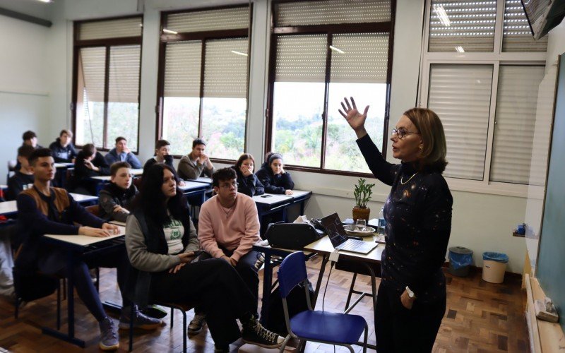 Profissional de astronomia durante bate-papo com estudantes | Jornal NH