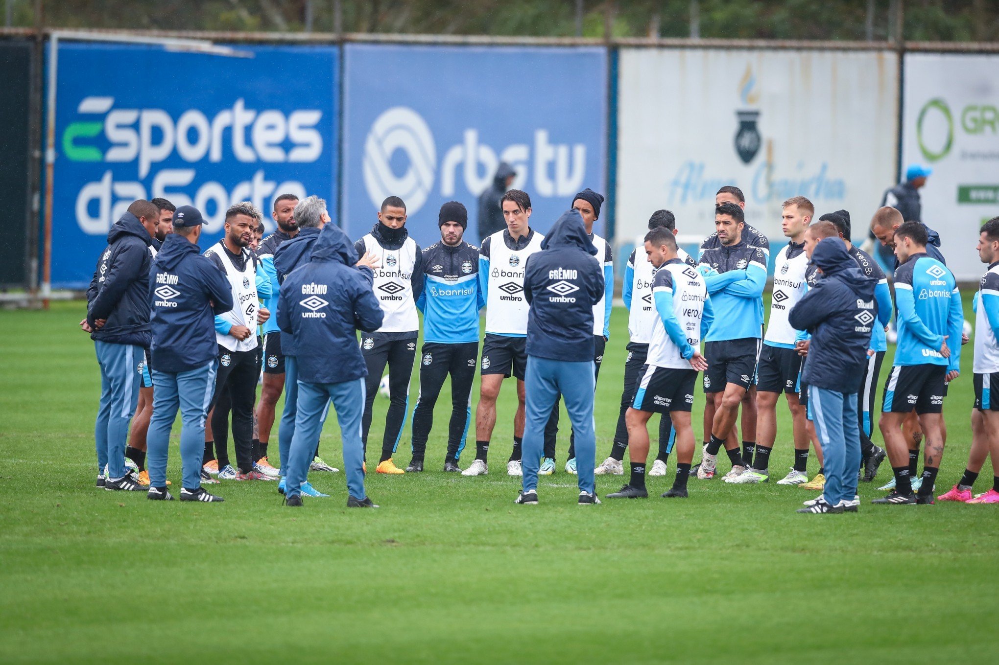 Renato Portaluppi comanda treino e conversa bastante com os jogadores