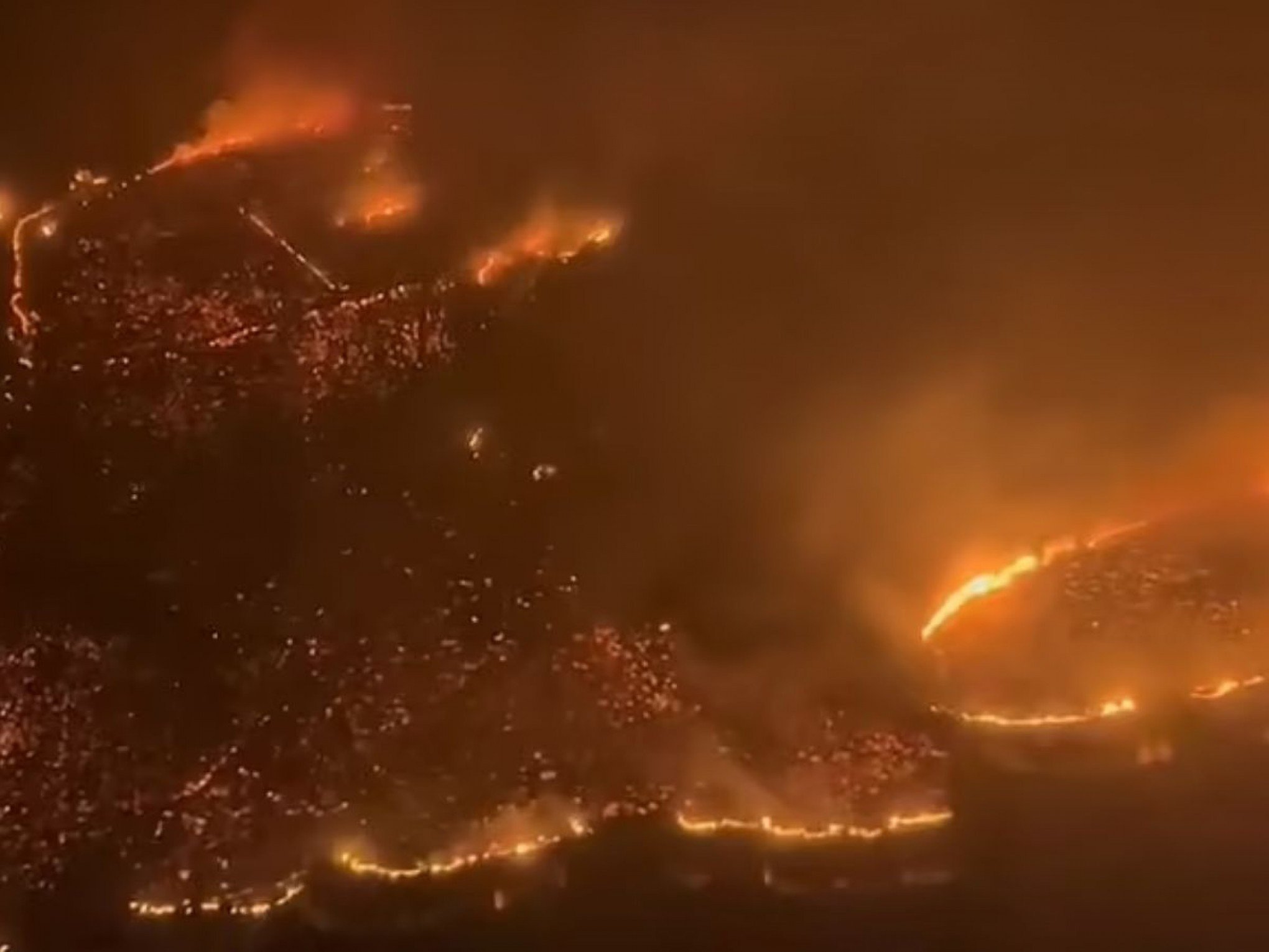 Incêndios florestais no Havaí deixam ao menos 36 mortos e destroem cidade turística