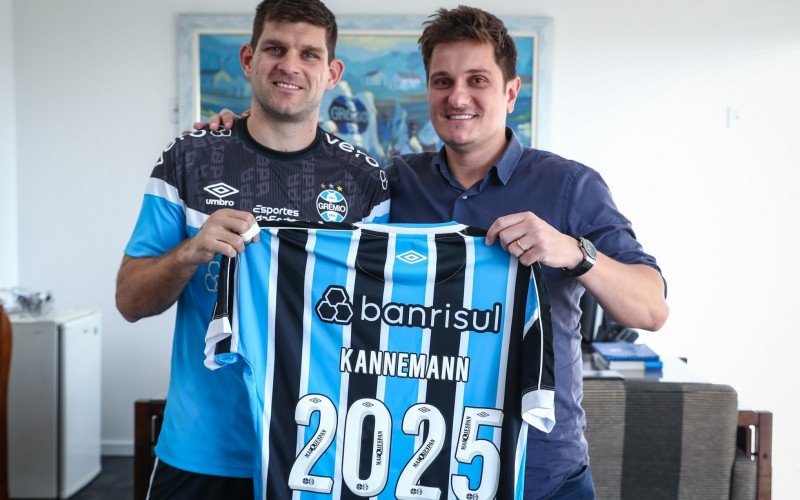 Kannemann e Brum com a camisa simbólica da renovação | Jornal NH