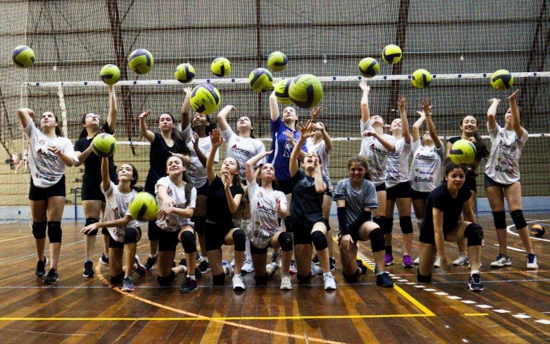 Meninas das categorias mirim e infantil do projeto social da Apav