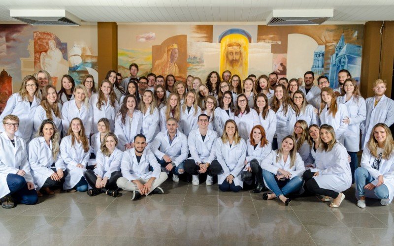 Foto da primeira turma de Medicina da Unisinos a se formar em 12 de agosto de 2023 | Jornal NH