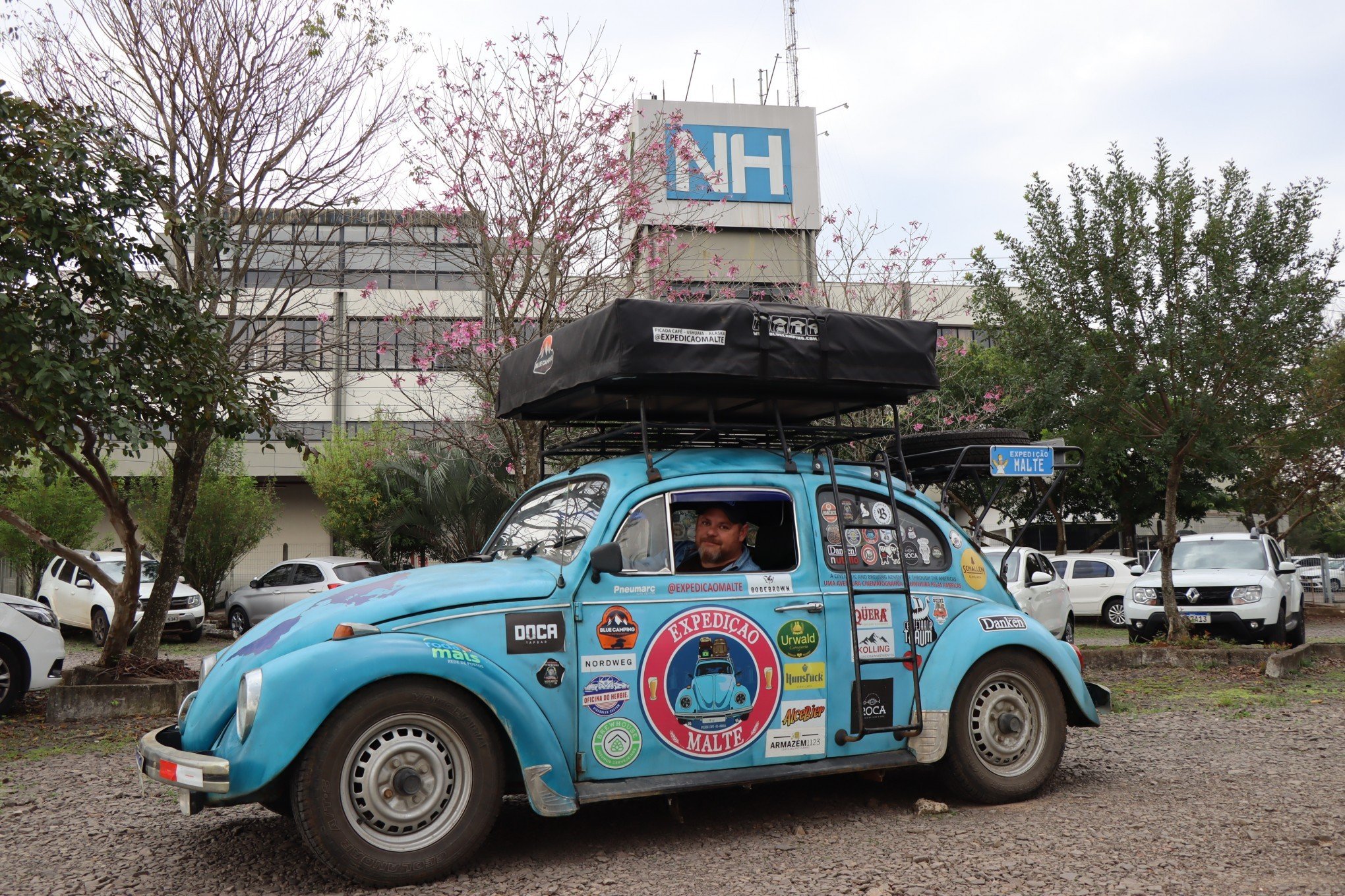 Cineasta retorna a Picada Café após ir até Ushuaia em um Fusca 1974