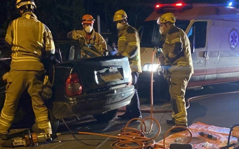 Bombeiros trabalharam para liberar uma vítima que estava no Corsa | Jornal NH