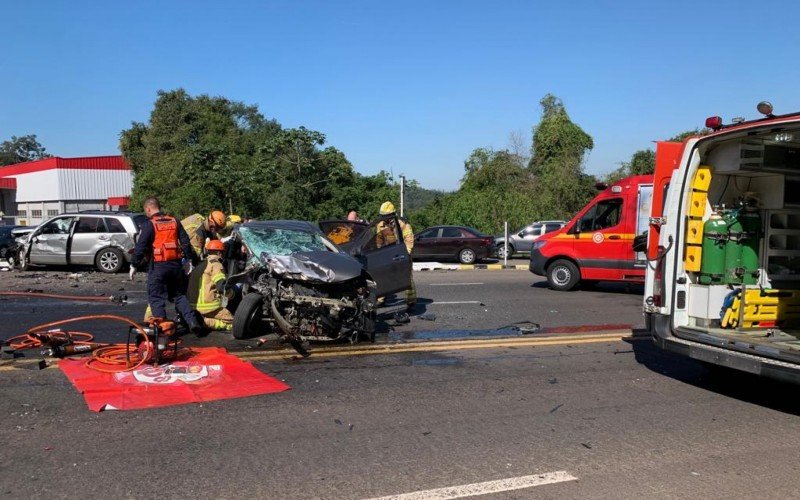 BR-116: Acidente de trÃ¢nsito entre dois carros deixa feridos no 