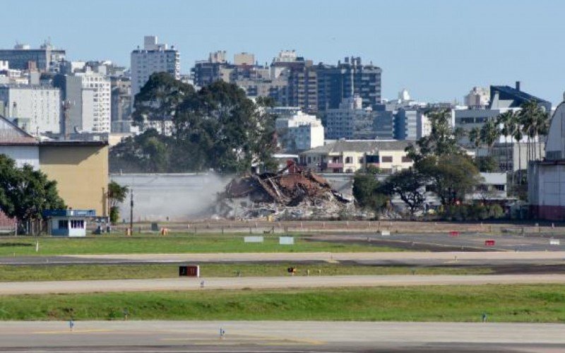 Spotter Renan Araújo registrou no sábado a demolição do prédio do antigo aeroporto | abc+