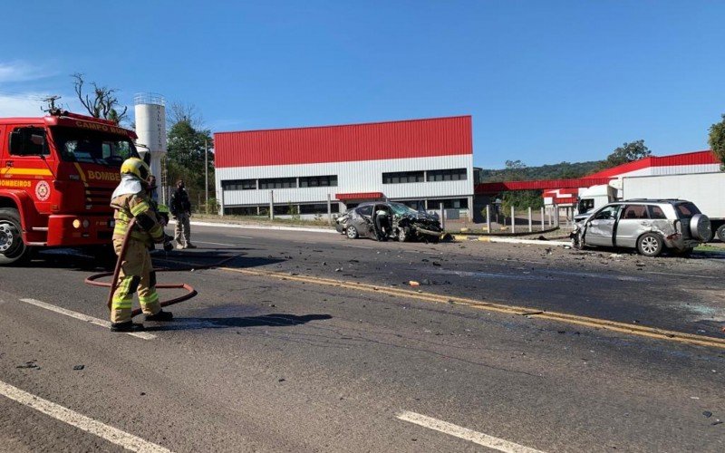 BR-116: Acidente de trÃ¢nsito entre dois carros deixa feridos no 