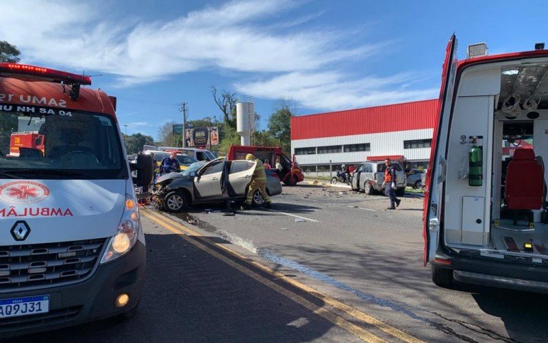 BR-116: Acidente de trÃ¢nsito entre dois carros deixa feridos no 