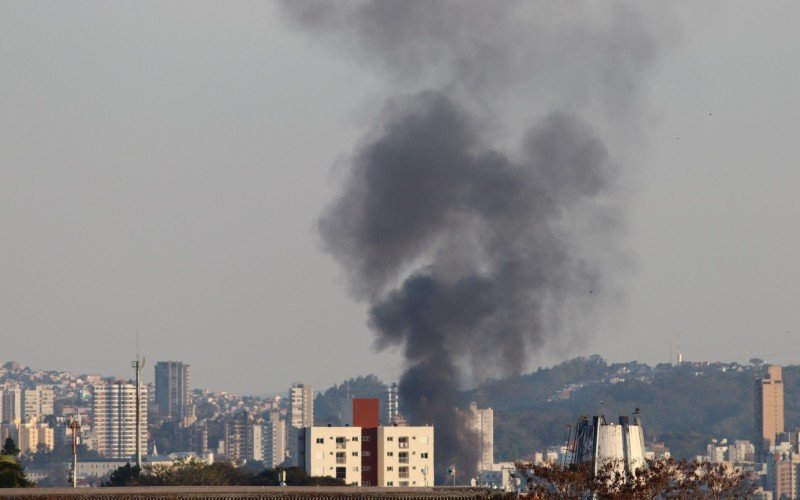 Coluna de fumaça de incêndio em São Leopoldo é vista de Novo Hamburgo | Jornal NH