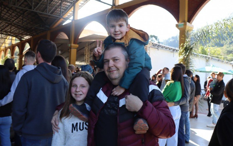  Luiz Carlos Ruckert, 43 anos, Eduarda Ruckert, 11 anos, e Jeremias Ruckert, 5 anos | Jornal NH